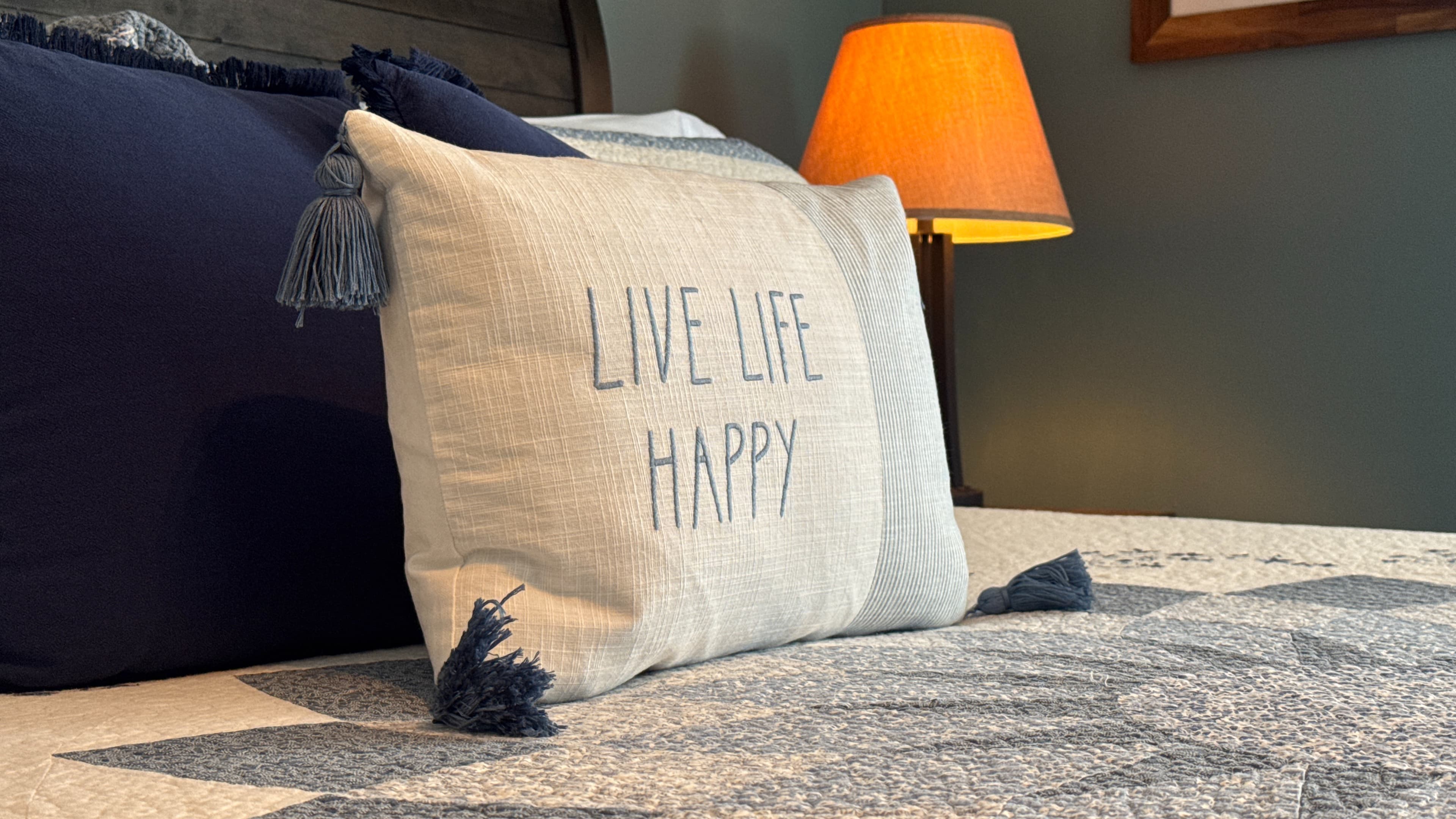 Welcoming message pillow on the bed.